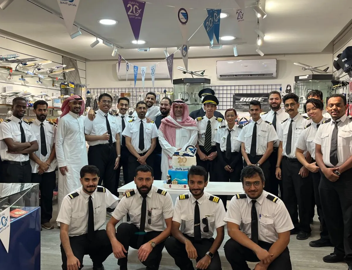 فريق وطلاب رواد الطيران يحتفلون بمرور 20 عامًا داخل متجر الطيار