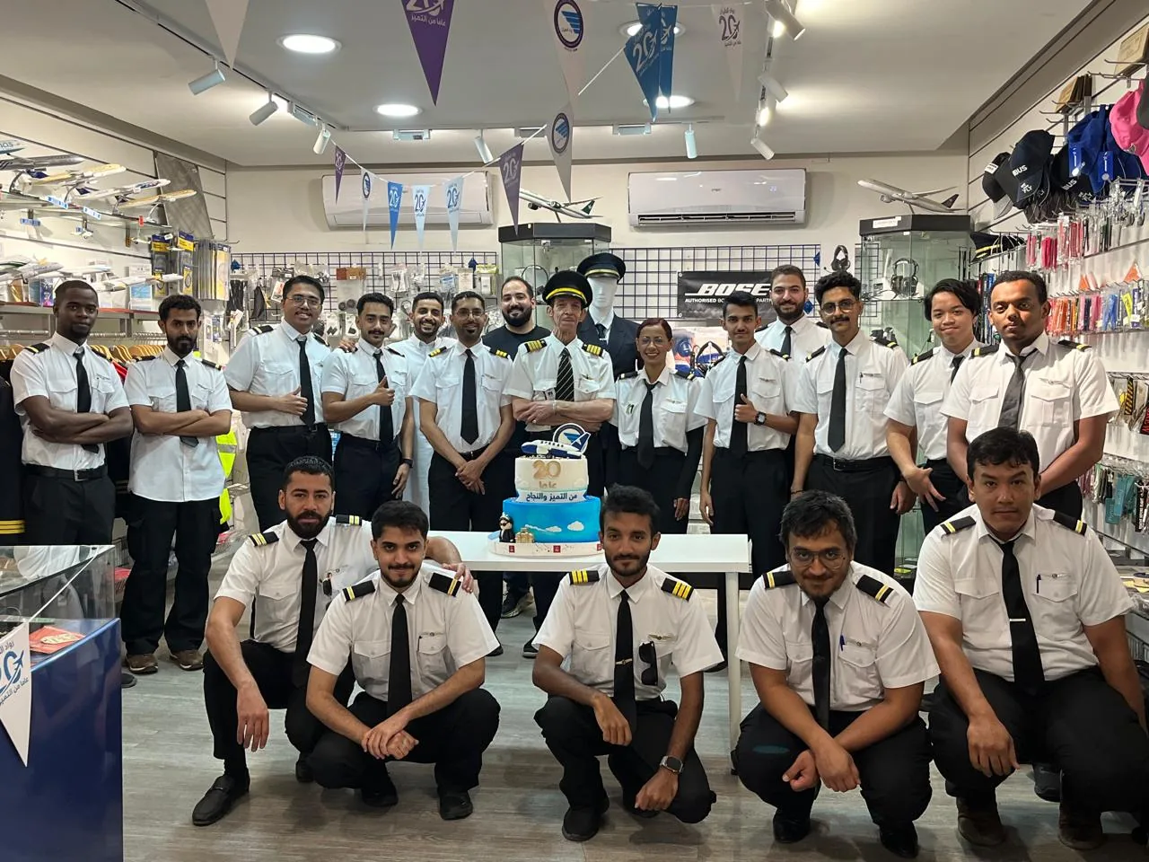 طلاب ومدربون يحتفلون بمرور 20 عامًا على رواد الطيران في متجر الطيران