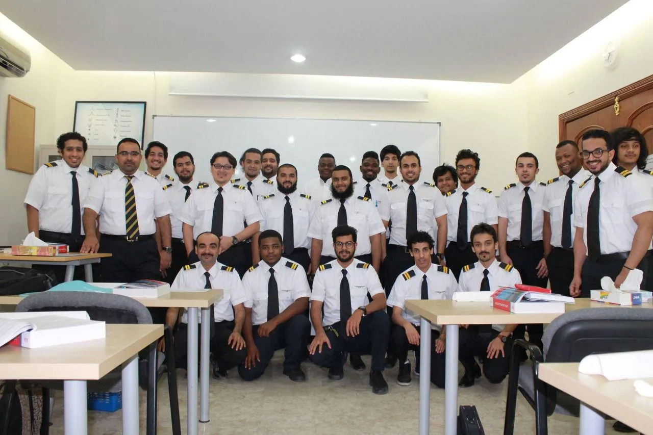 دفعة من دورة المرحل الجوي داخل القاعة الدراسية