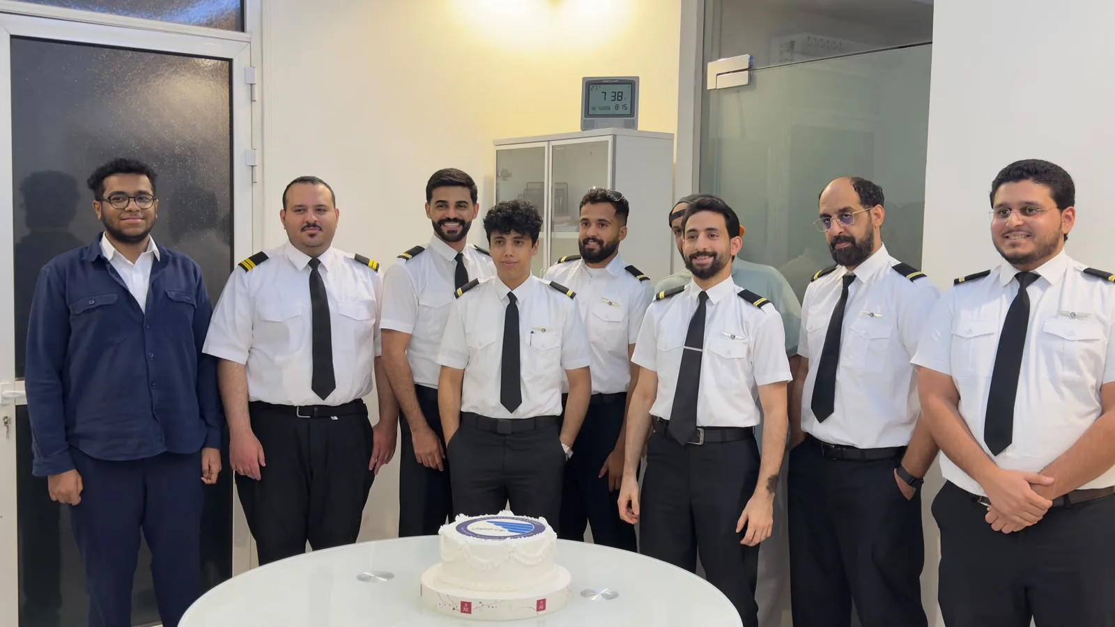 مجموعة متخرجة تحتفل بإتمام برنامجها التدريبي