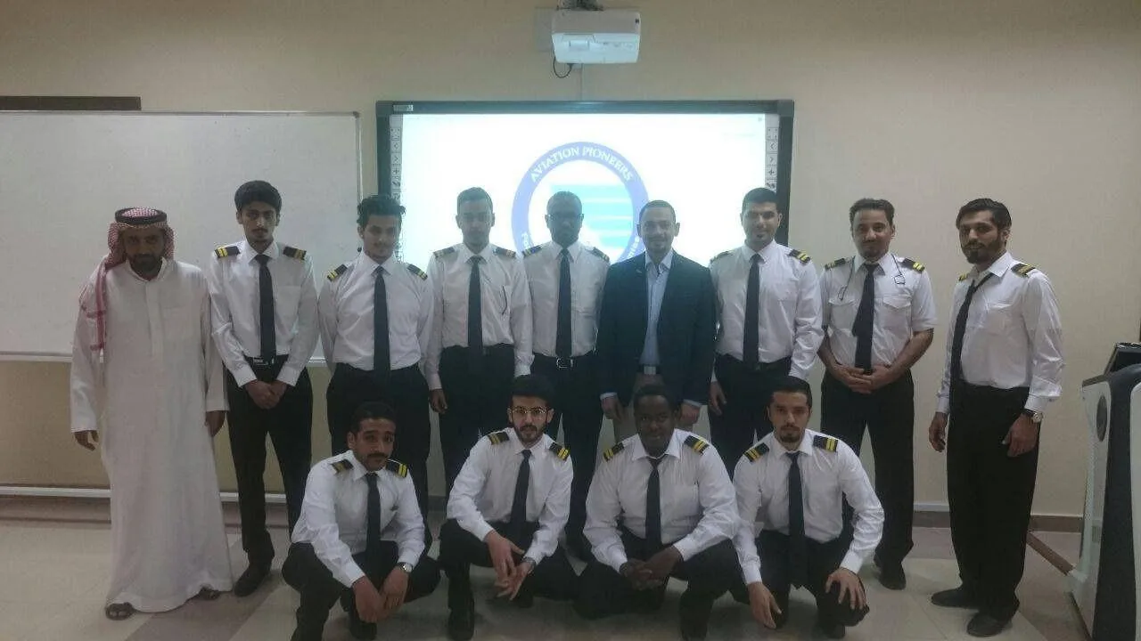 متدربون داخل قاعة التدريب في الأكاديمية